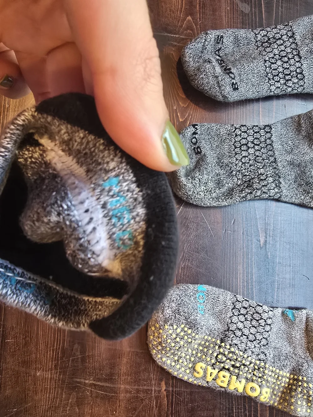 Lot of 4 Pairs Bombas Ankle Socks - Size Medium - Gray Gripper & Low-Cut (Hole i